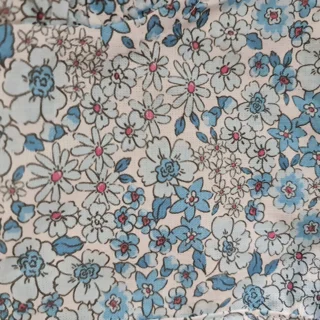 بزرگنمایی پارچه گلدار نخی